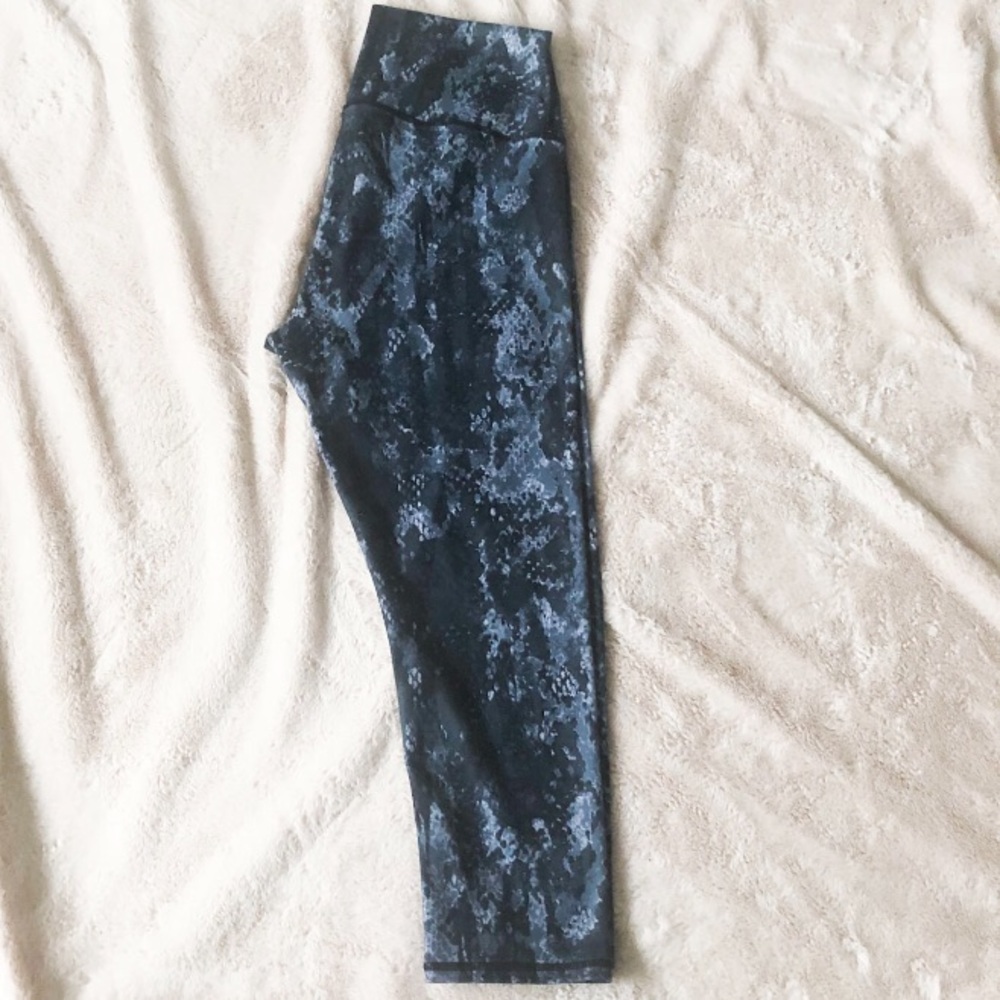 🔥 3 for $20 Alo high waist yoga. Blue snakeskin L